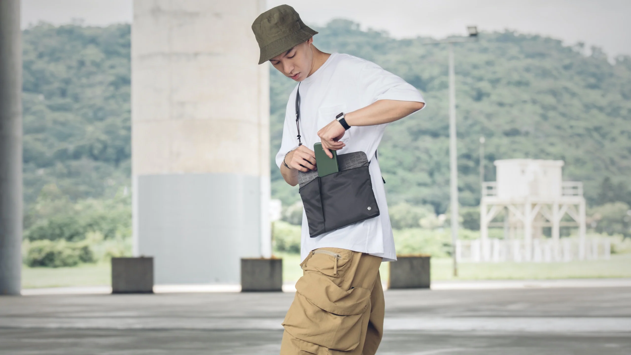 Aro Slim Crossbody Bag - Image 4
