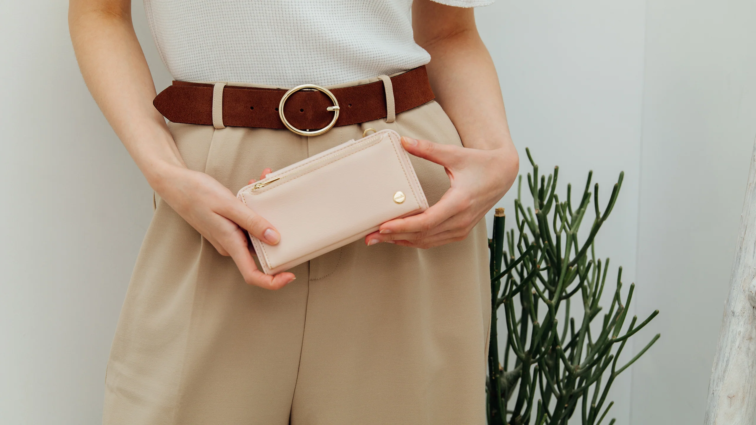 SnapTo™ Crossbody Wallet - Image 15