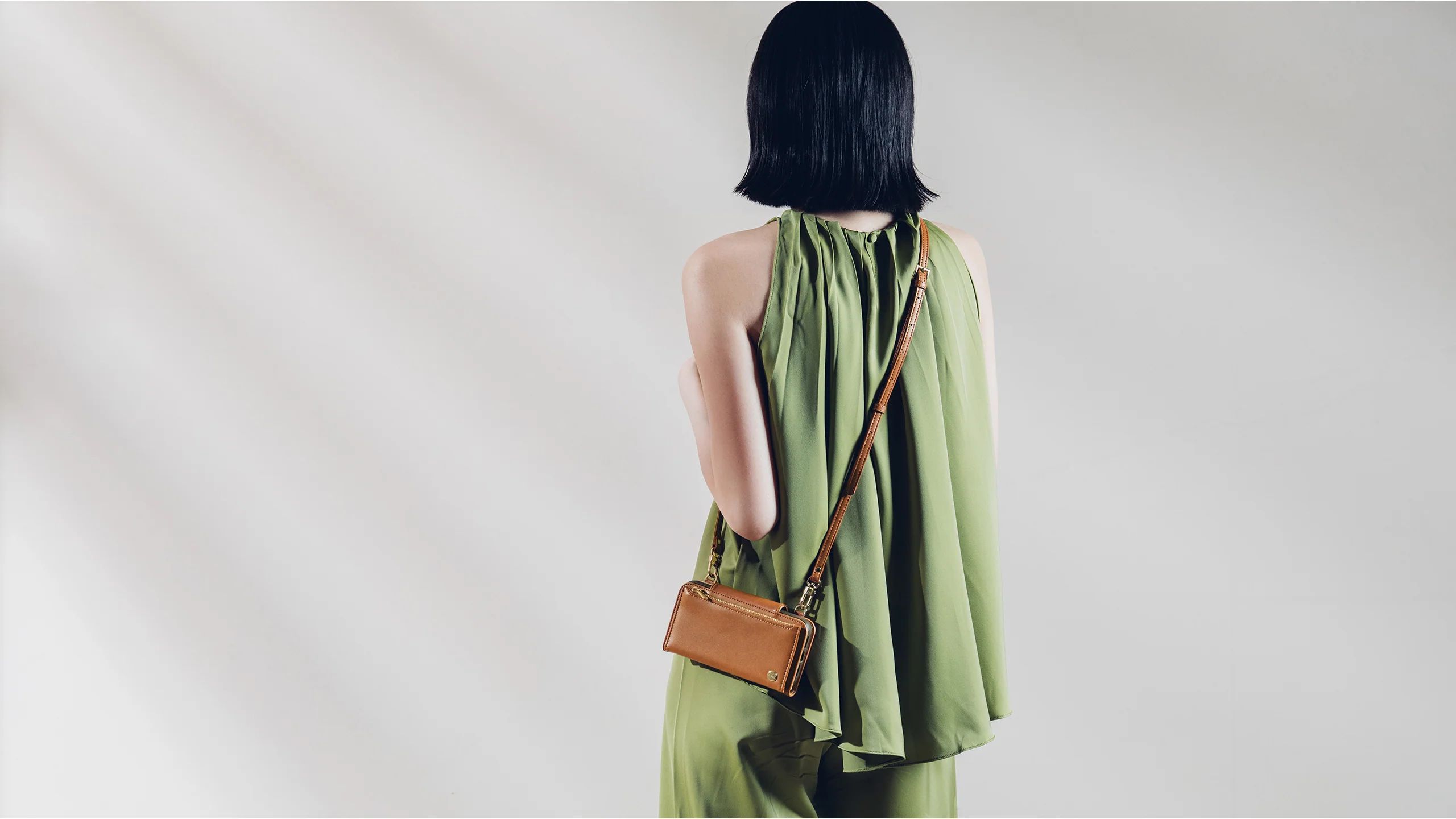 SnapTo™ Crossbody Wallet - Image 20